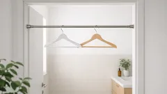 Rozpěrná tyč v malém bytě: 3 triky bez vrtání, které ušetří místo