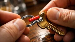 Jak otevřít klíčový kroužek bez bolesti prstů: jednoduchý trik s brčkem