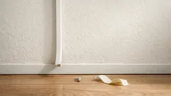 Kabelová lišta, která se neodlepí: trik s push piny místo oboustranné pásky