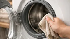 Jak dlouho nechat po praní otevřená dvířka pračky, aby nezačala zapáchat