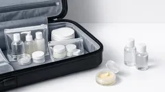 Minimalistické balení kosmetiky na cesty: 3 triky, jak ušetřit místo a nic nevylít