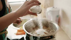 Jak zachránit přesolenou polévku? Přidejte plátek tohoto ovoce a vařte 10 minut.