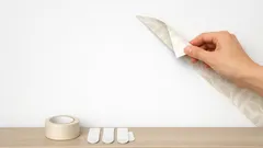 Úpravy bytu bez vrtání: 7 chytrých pomocníků, kteří drží a jdou sundat bez škod