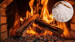 200 gramů v krbu – a komín je jako nový: saze se rozpustí samy, bez čištění nebo odborné pomoci.